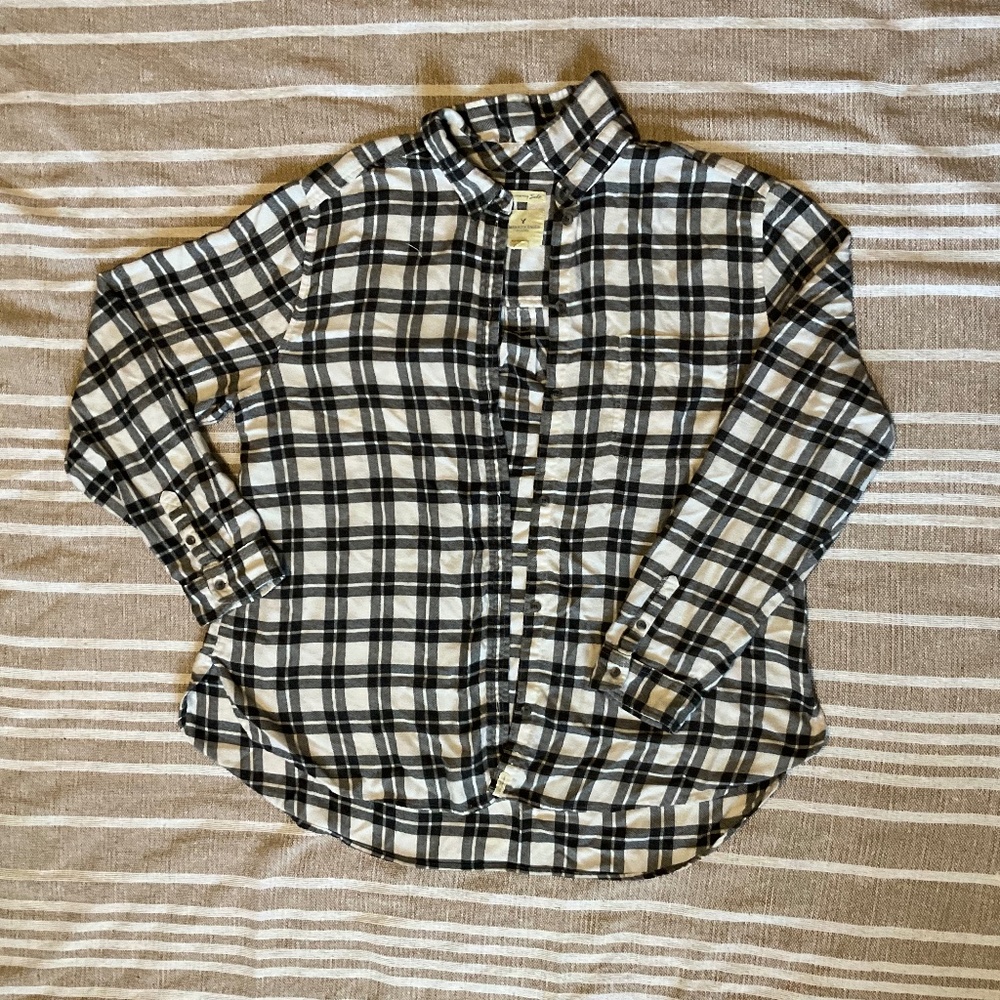 Black and white plaid American Eagle soft flannel!